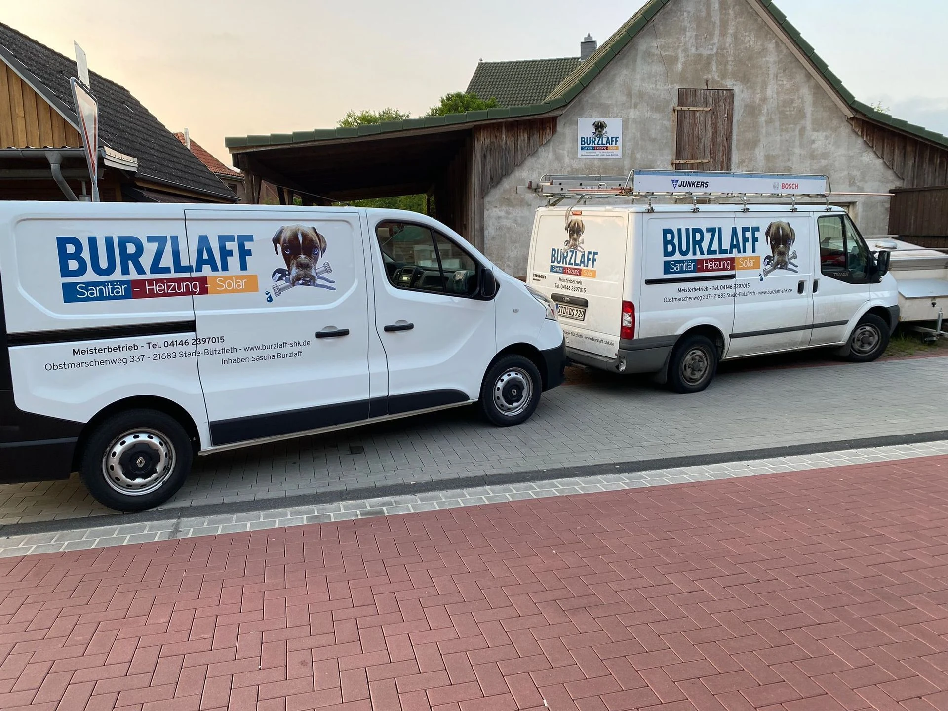 Die Burzlaff-Firmenfahrzeuge vor dem Betrieb in Stade